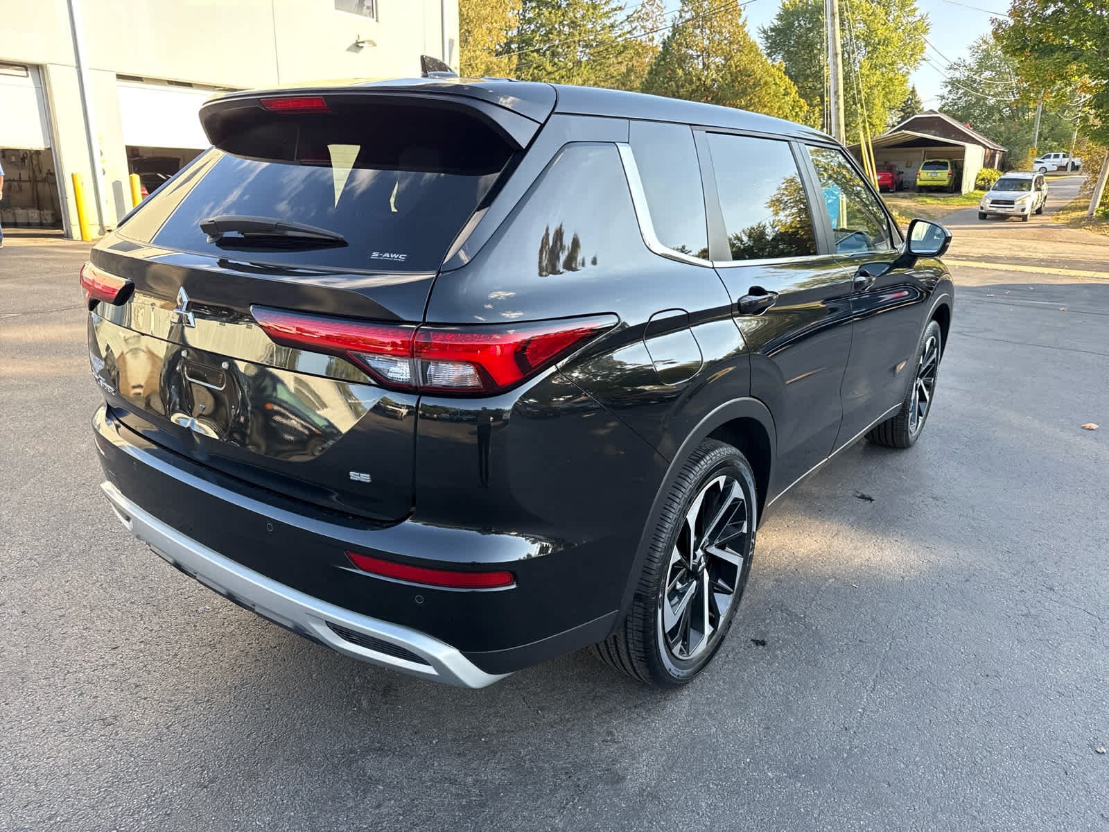 2024 Mitsubishi Outlander SE Ralliart photo 2