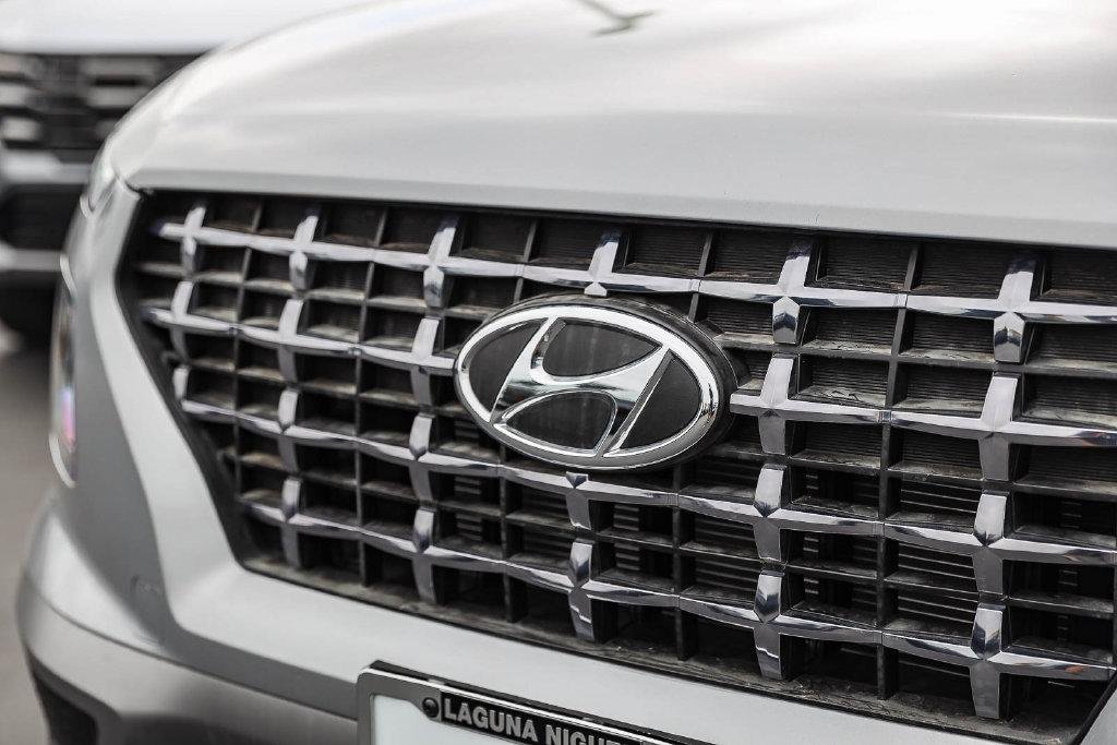 New 2026 Shimmering Silver Hyundai SEL image 11
