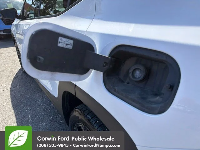 Used 2021 Summit White GMC  image 10