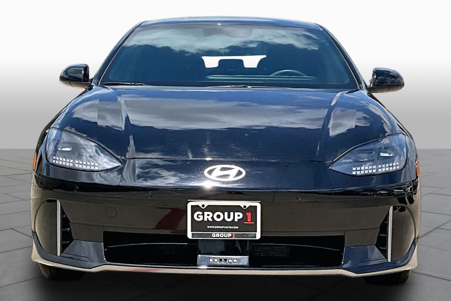 Used 2024 Onyx Black Hyundai SE image 3