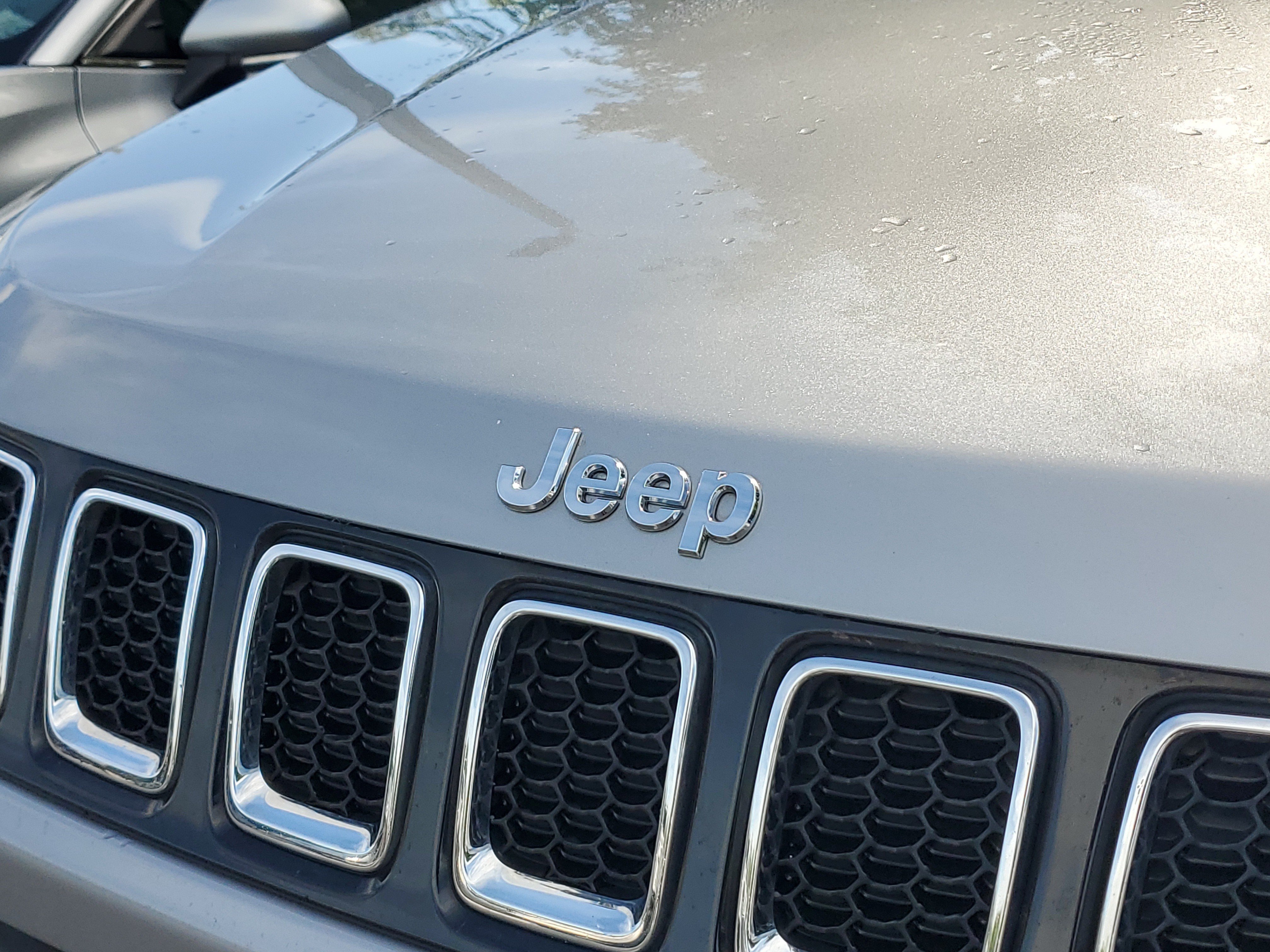 Used 2019 Silver Jeep Limited image 4