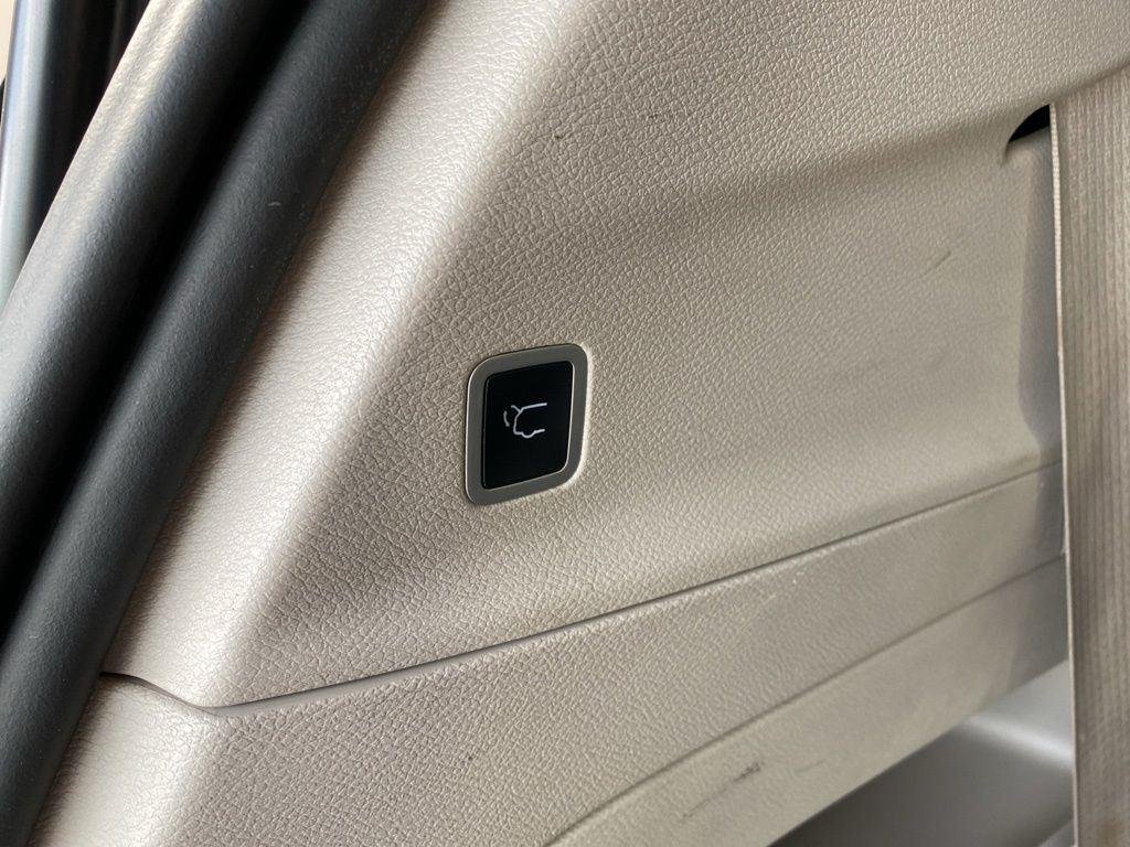 Used 2023 Crystal Metallic Chrysler Touring L image 16