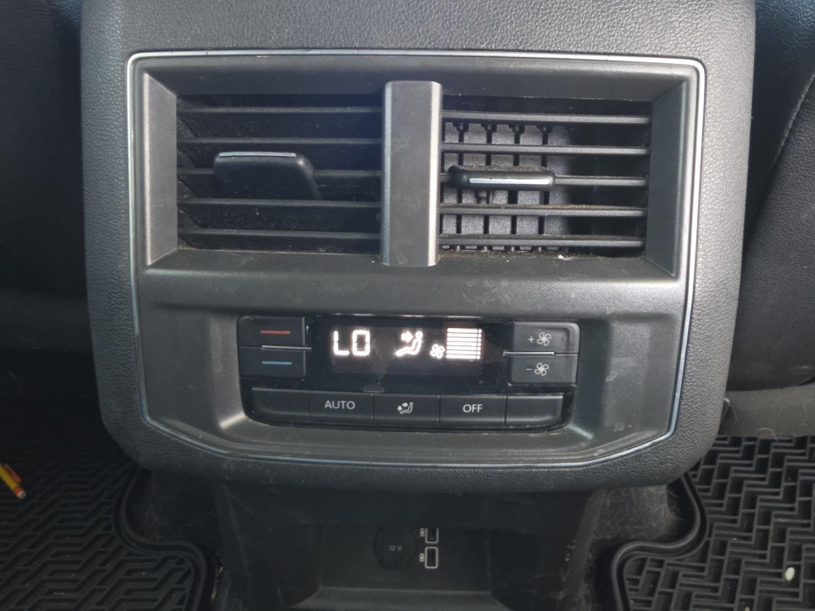 Used 2019 Deep Black Pearl Volkswagen 3.6L V6 SE image 30