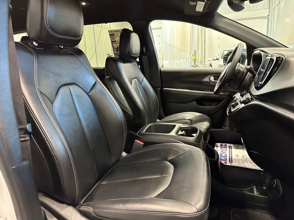 Used 2025 White Chrysler Select image 30