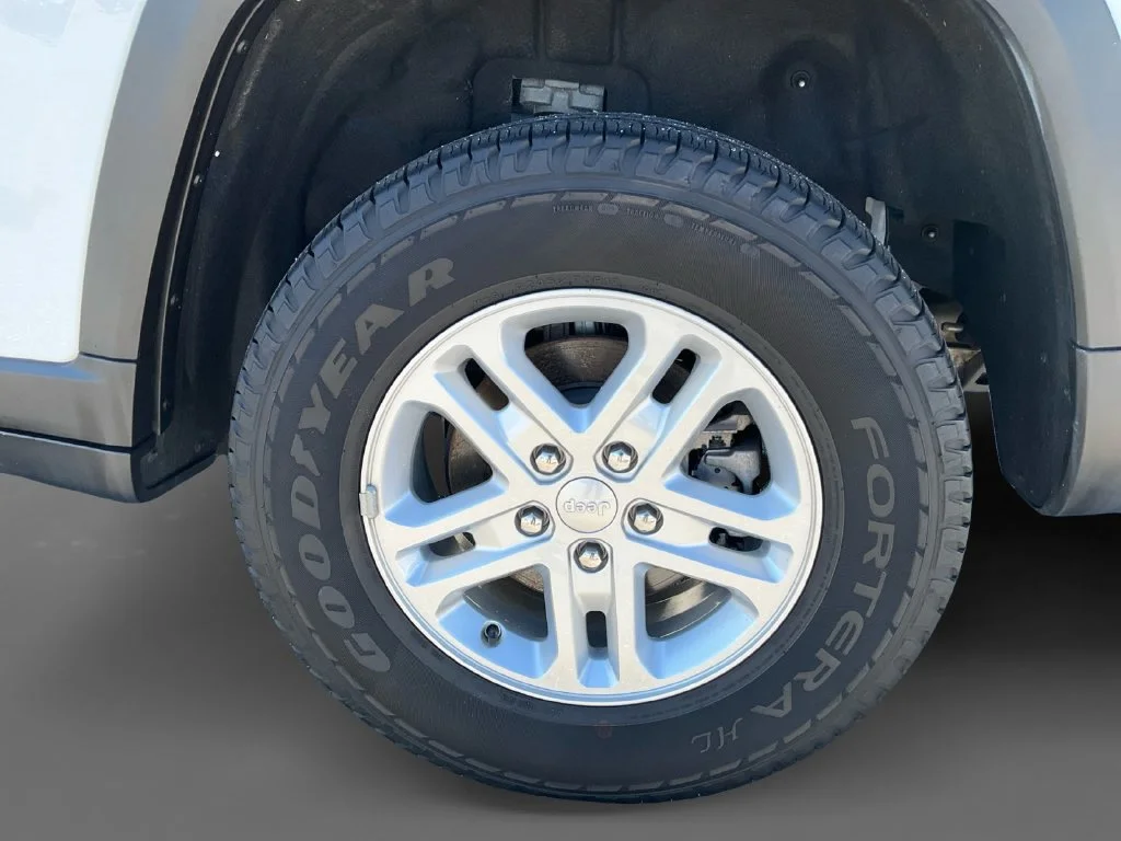 Used 2023 White Jeep Laredo image 9