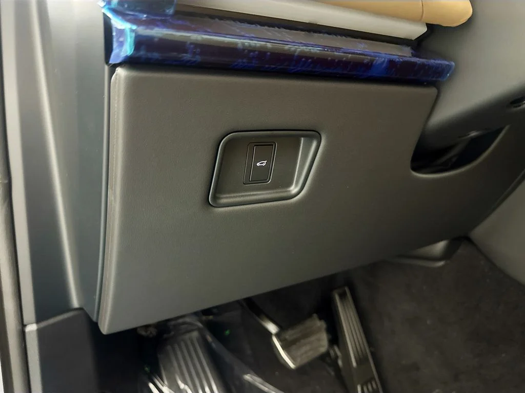 New 2026 Varesine Blue Land Rover Dynamic SE image 10