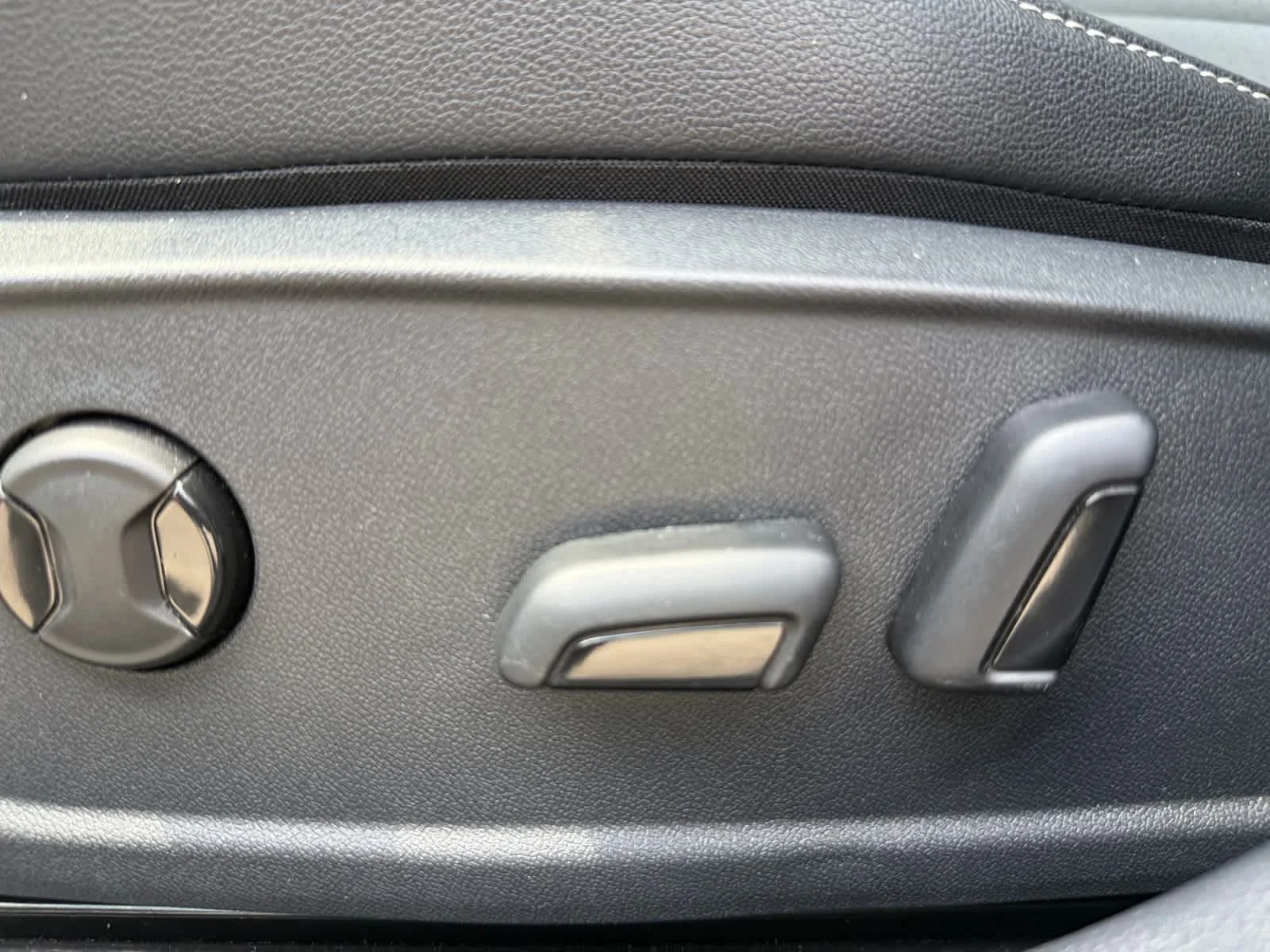 Used 2025 Pyrite Silver Metallic Volkswagen SE image 24