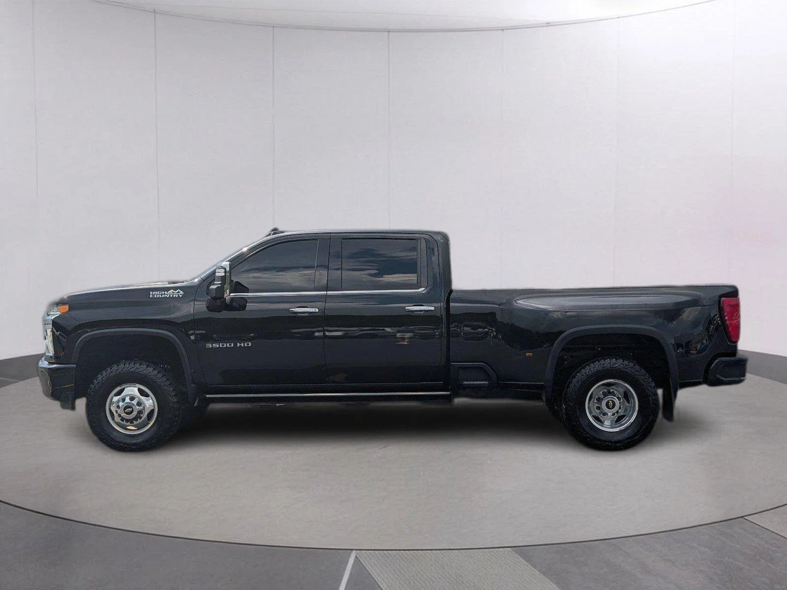 Used 2022 Mosaic Black Metallic Chevrolet High Country image 2