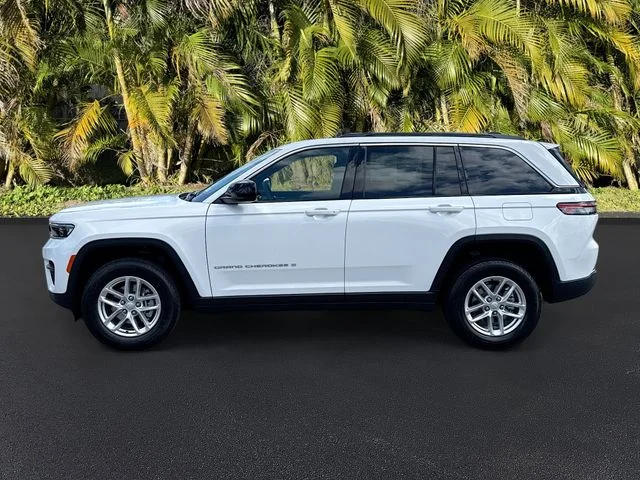 New 2026 Bright White Clear-Coat Exterior Paint Jeep Laredo image 2