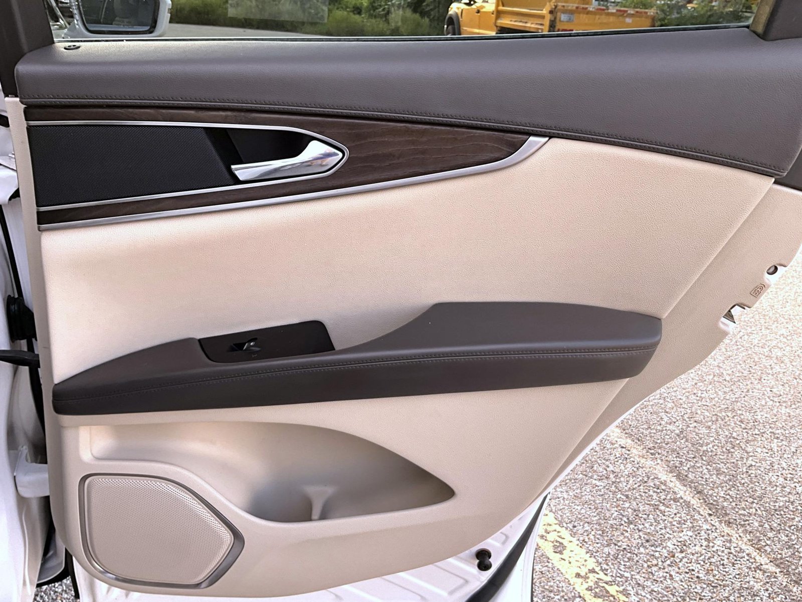 Used 2017 White Lincoln Reserve image 20