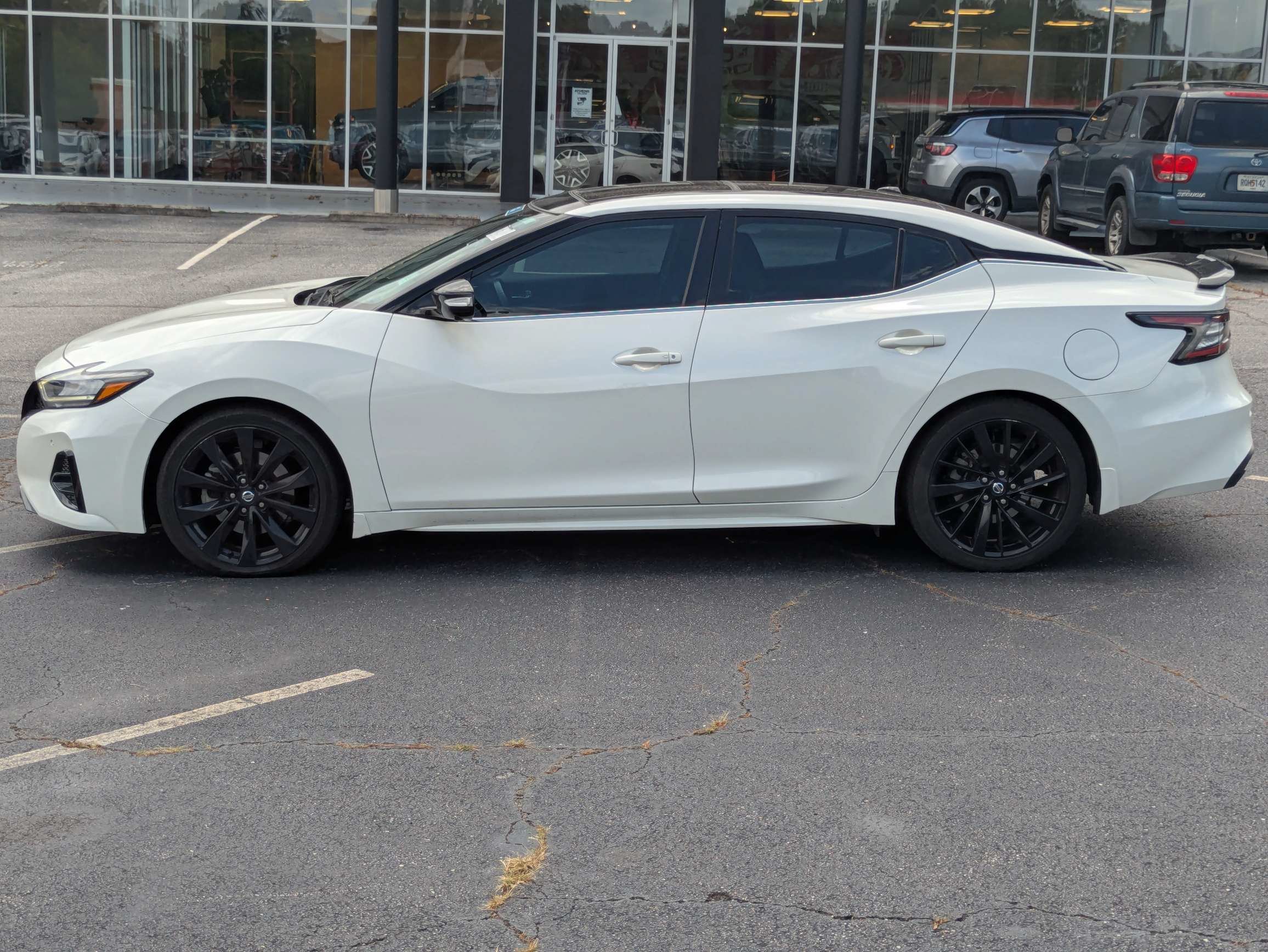 Used 2022 White Nissan SR image 6