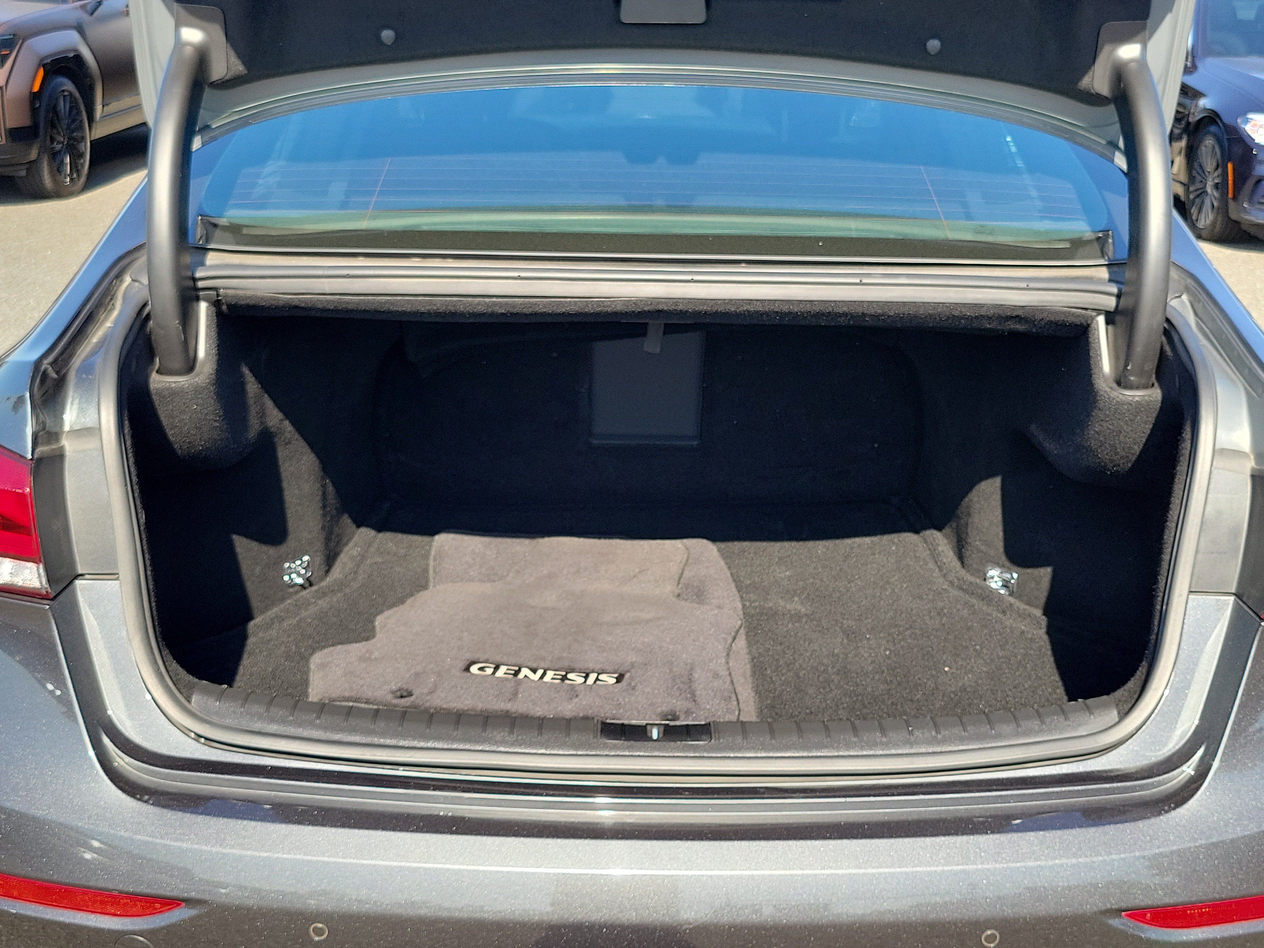 Used 2019 Himalayan Gray Genesis 3.3T Sport image 18