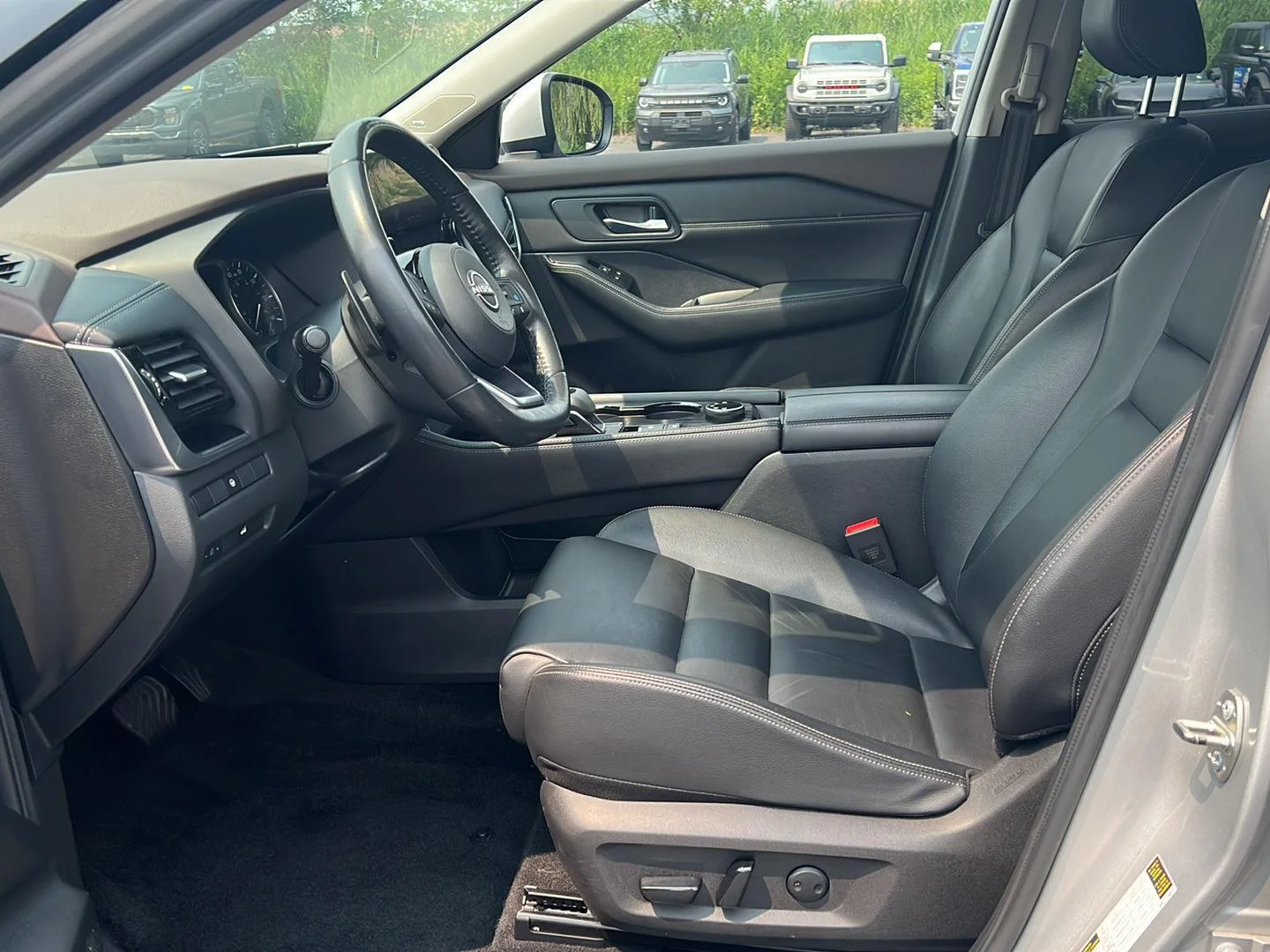 Used 2022 Brilliant Silver Metallic Nissan SL image 3