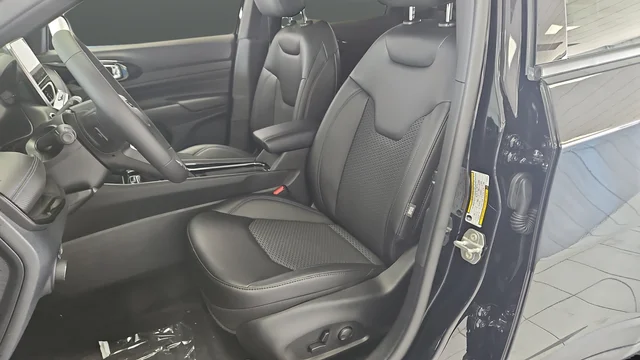 New 2026 Diamond Black Crystal Pearl-Coat Exterior Paint Jeep Latitude image 9