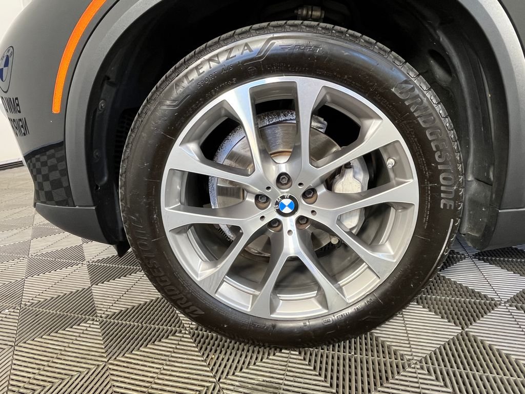 Used 2019 Black BMW xDrive40i image 14
