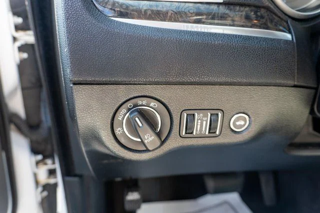 Used 2018 White Chrysler Limited image 21