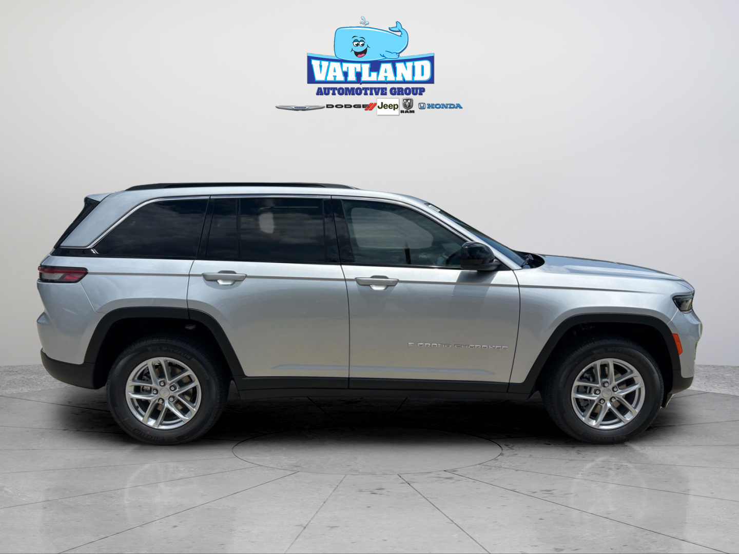 New 2026 Silver Zynith Exterior Paint Jeep Laredo image 8