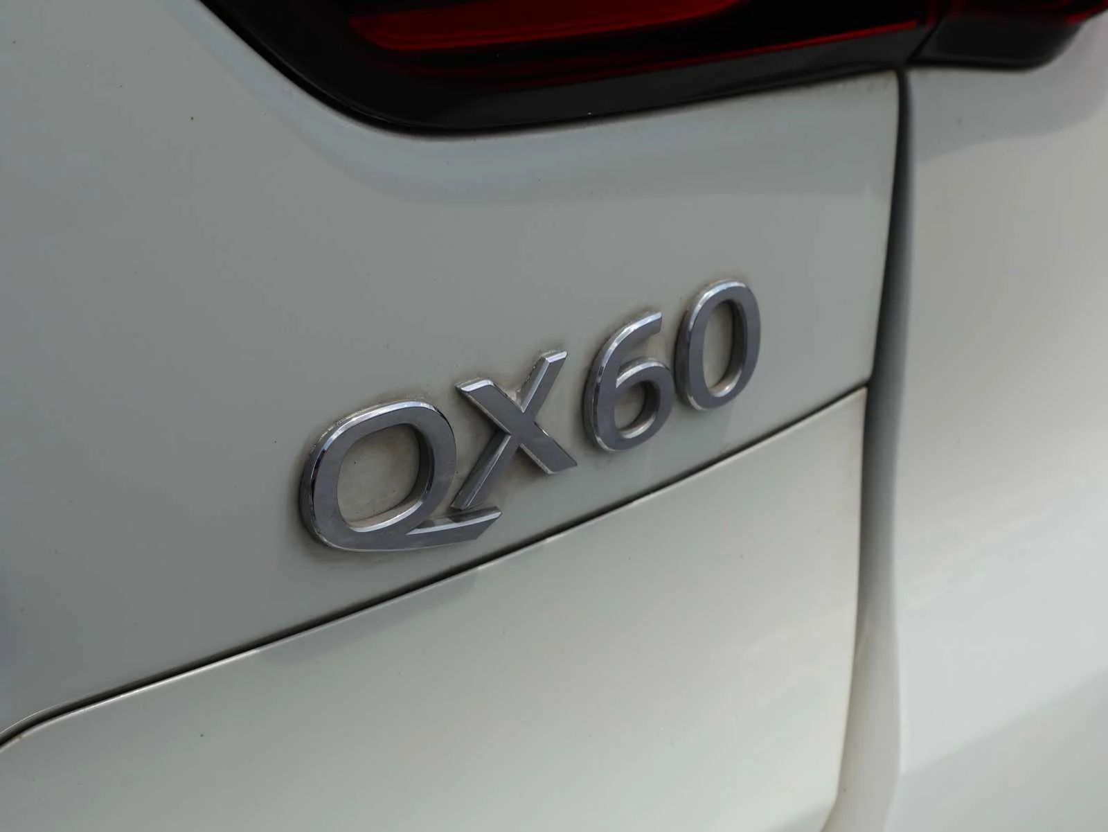 Used 2019 Majestic White INFINITI LUXE image 13