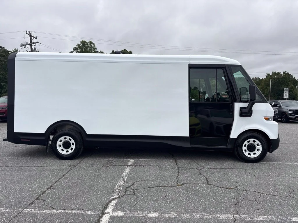 Used 2025 White Chevrolet 600 image 6