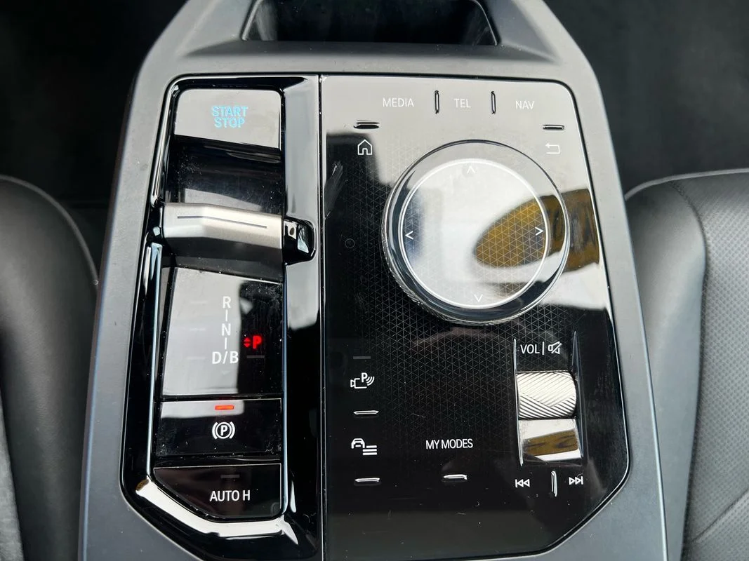 Used 2024 White BMW xDrive50 image 23