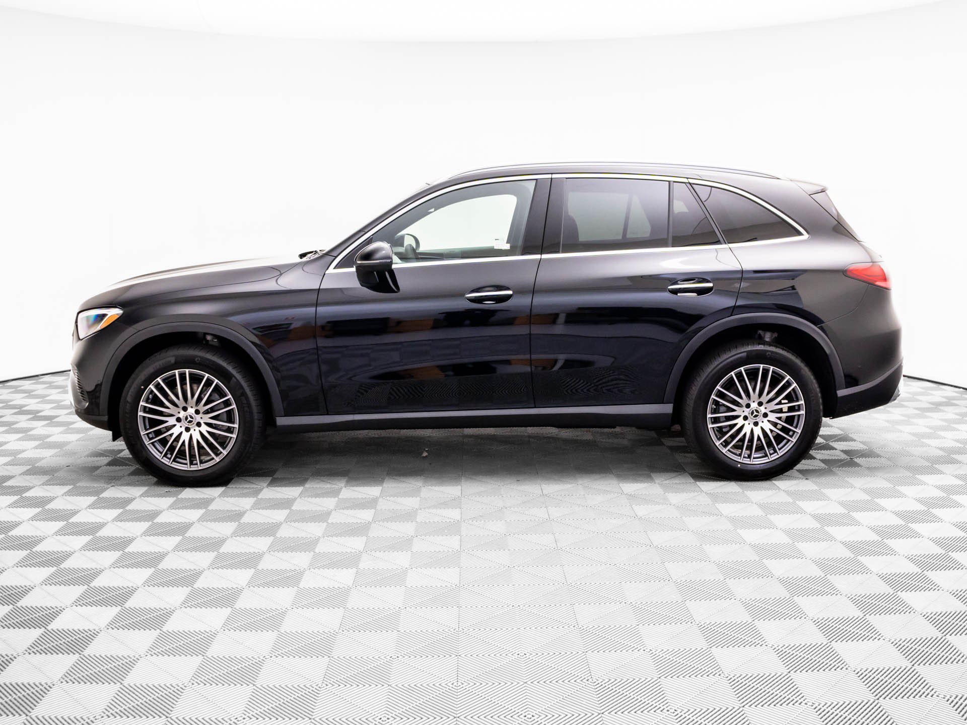 New 2026 Black Mercedes-Benz GLC 300 image 2