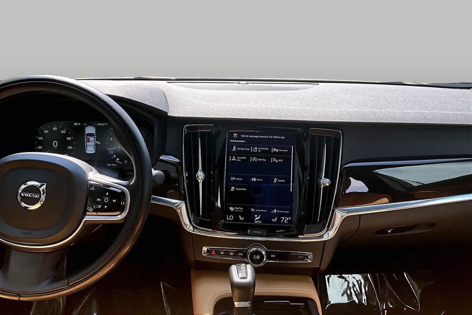 Used 2018 Crystal White Pearl Metallic Volvo Momentum image 7
