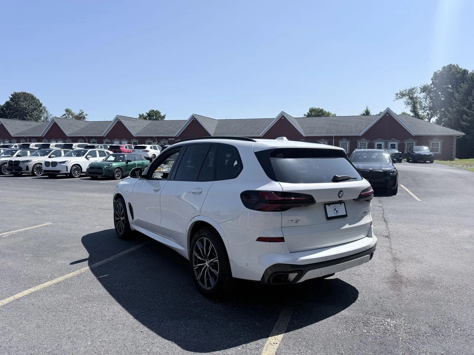 Used 2025 Mineral White Metallic BMW xDrive40i image 5