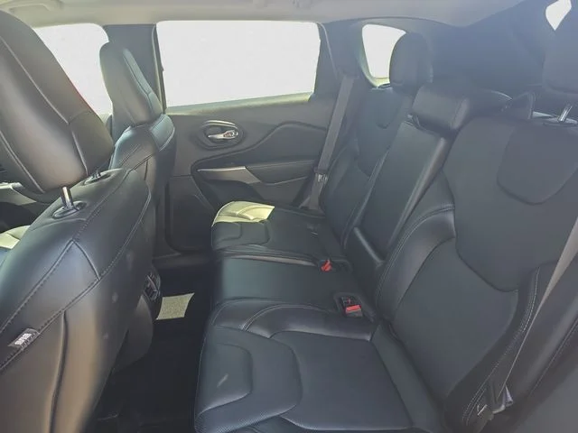 Used 2021 Red Jeep Latitude Lux image 13