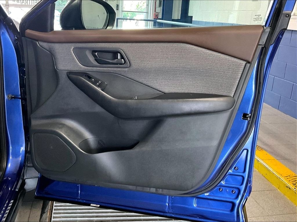Used 2023 Blue Nissan S image 12