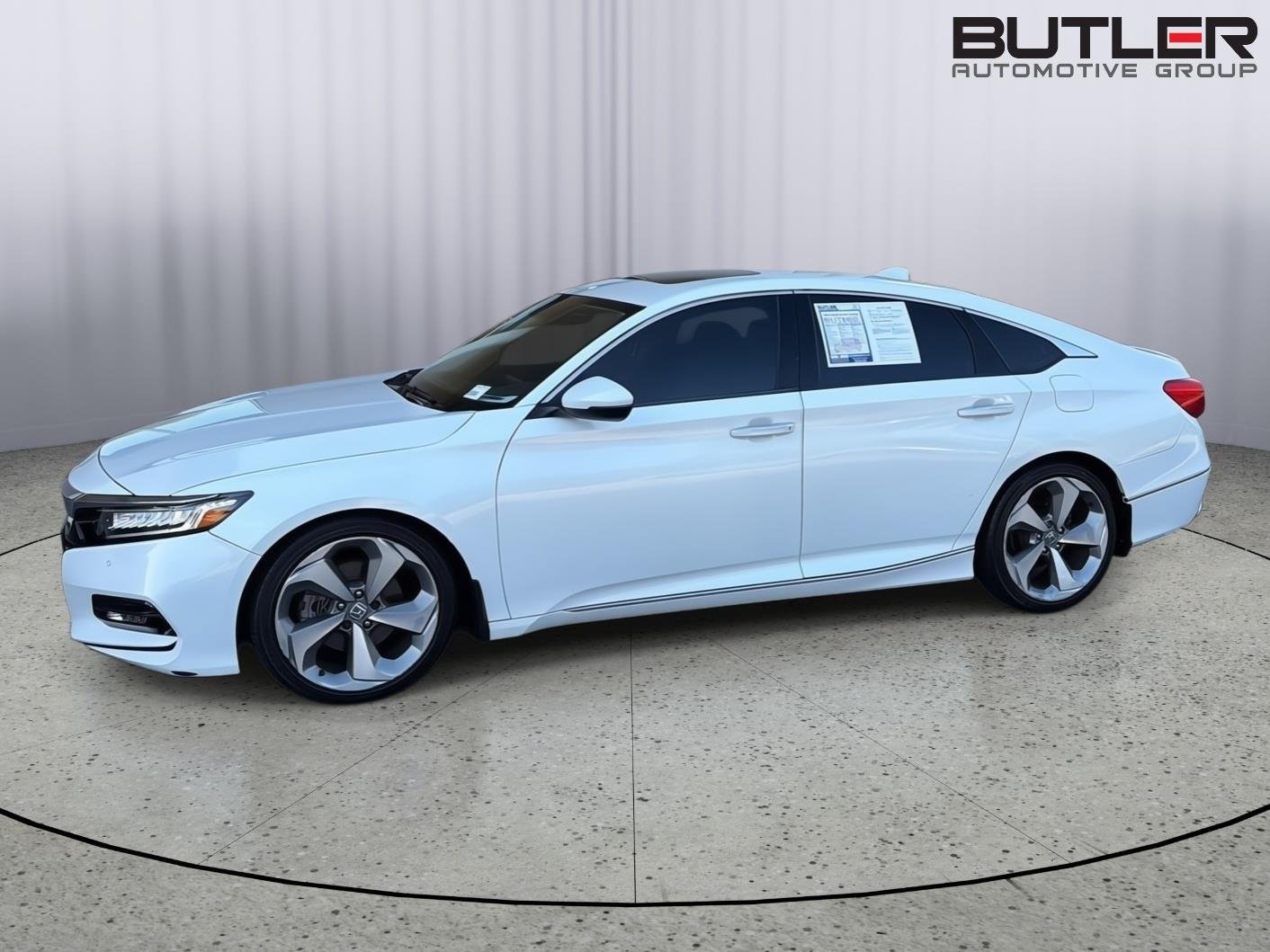 Used 2018 Platinum White Pearl Honda Touring image 3