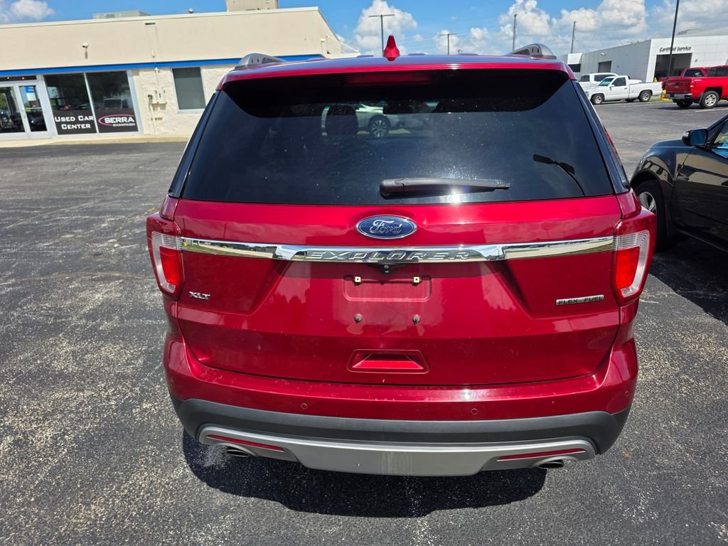 Used 2016 Ruby Red Metallic Tinted Clearcoat Ford XLT image 3