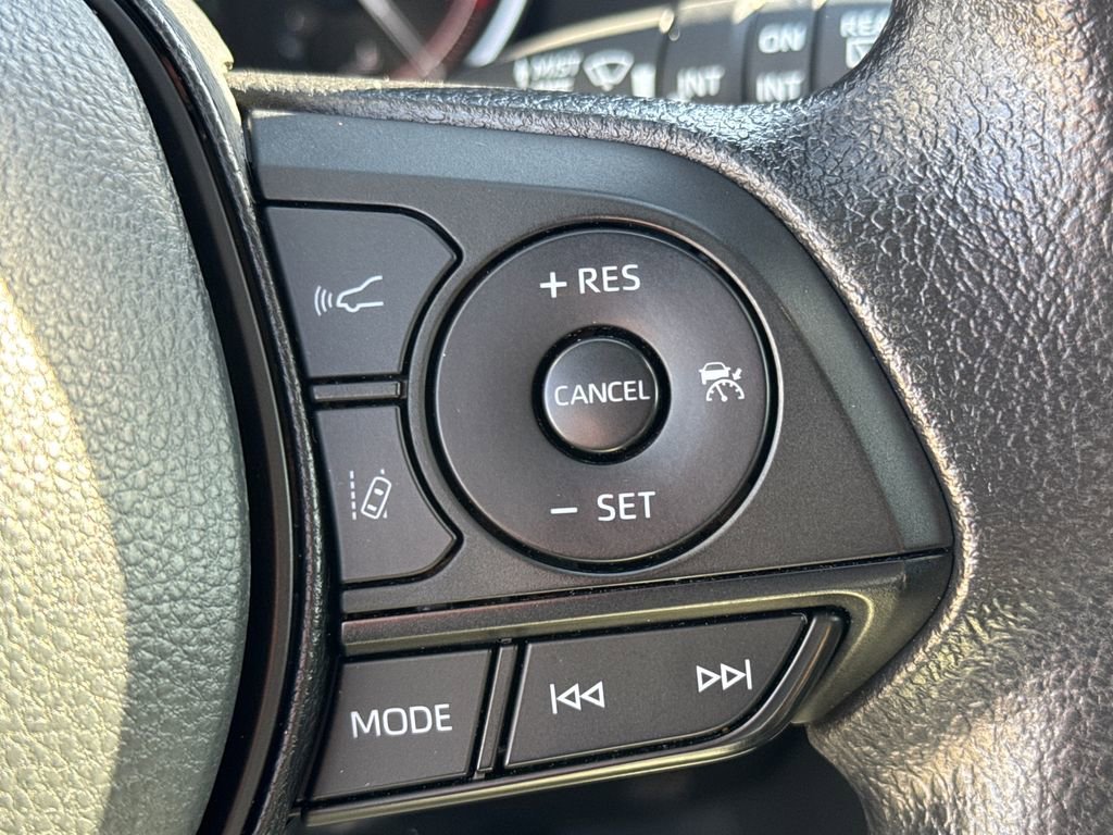 2025 Toyota RAV4 XLE - Photo 21