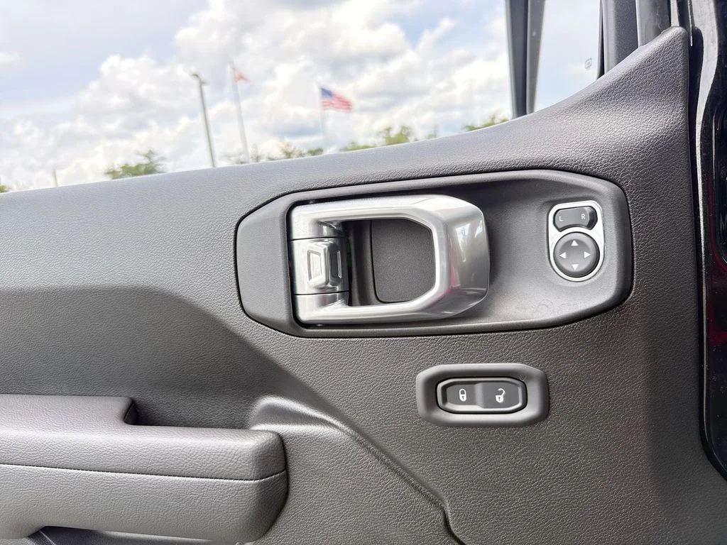 New 2026 Black Clear-Coat Exterior Paint Jeep  image 15