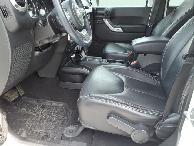 Used 2018 White Jeep Unlimited Sahara image 19