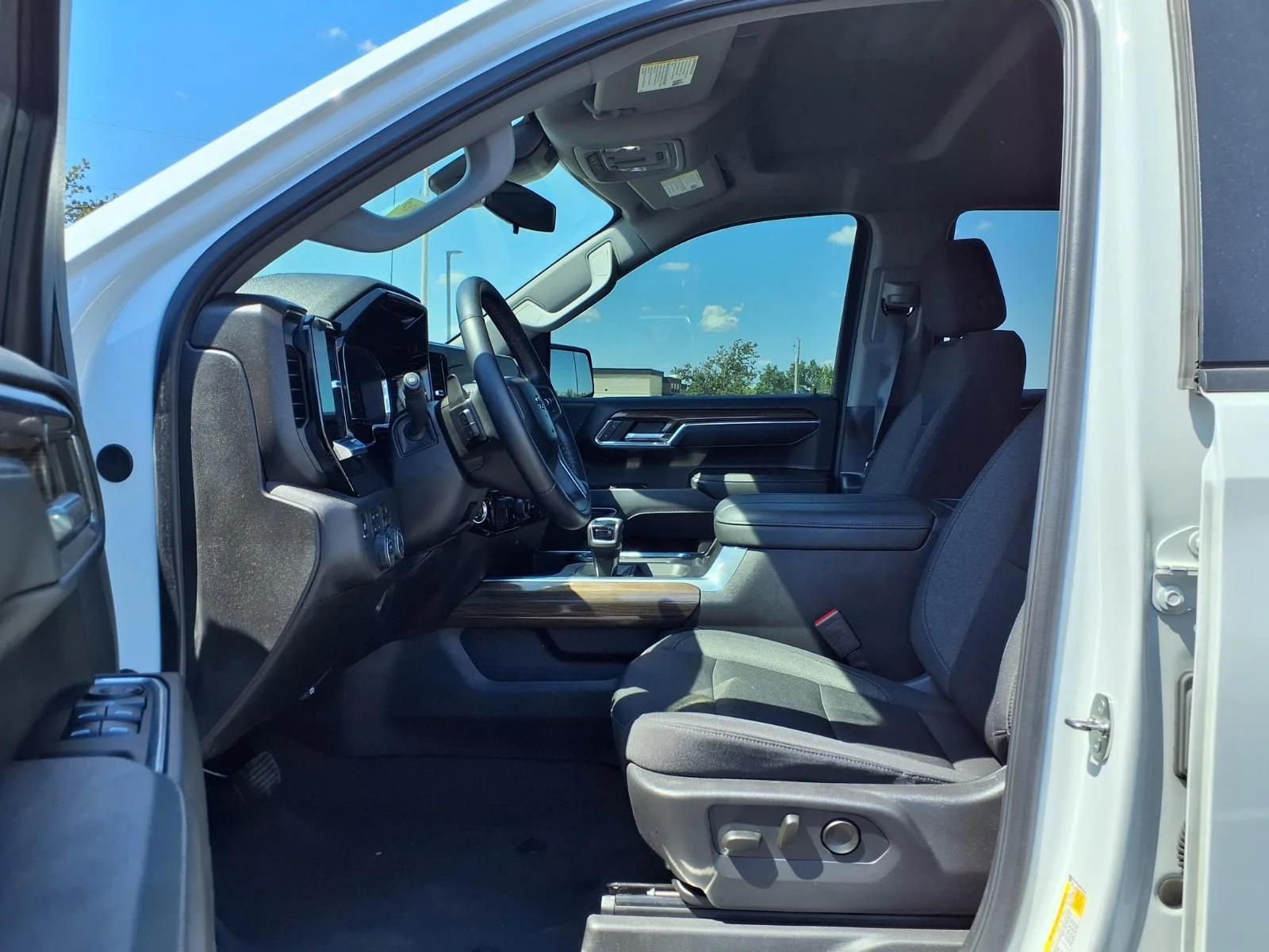 Used 2024 Summit White Chevrolet RST image 22