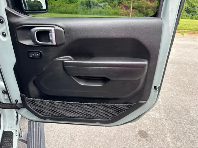 Used 2024  Jeep Sport S image 9