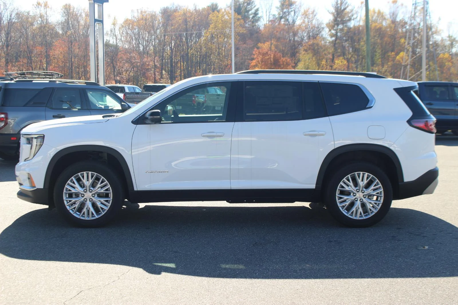 New 2025 Summit White GMC Elevation image 4