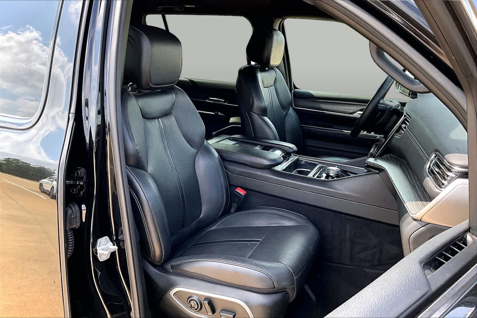Used 2023 Diamond Black Crystal Pearlcoat Jeep Series II image 9