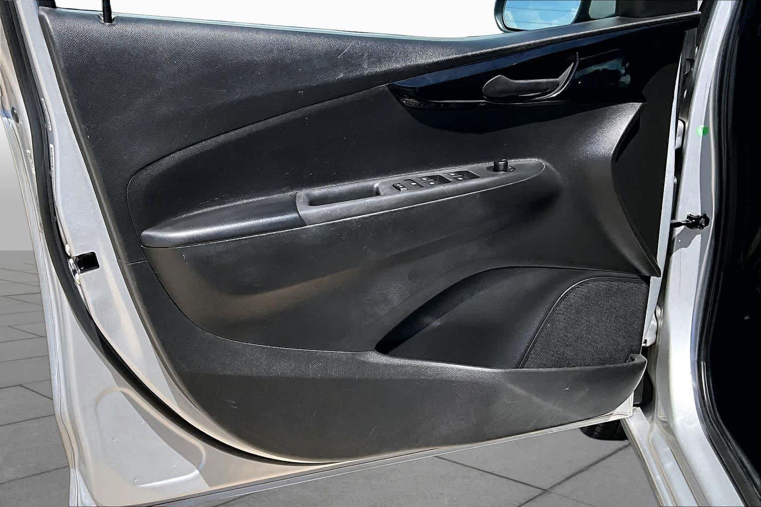 Used 2020 SILVER ICE METALLIC Chevrolet LT image 20