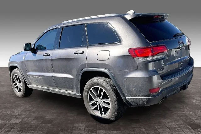 Used 2017 Gray Jeep Trailhawk image 4