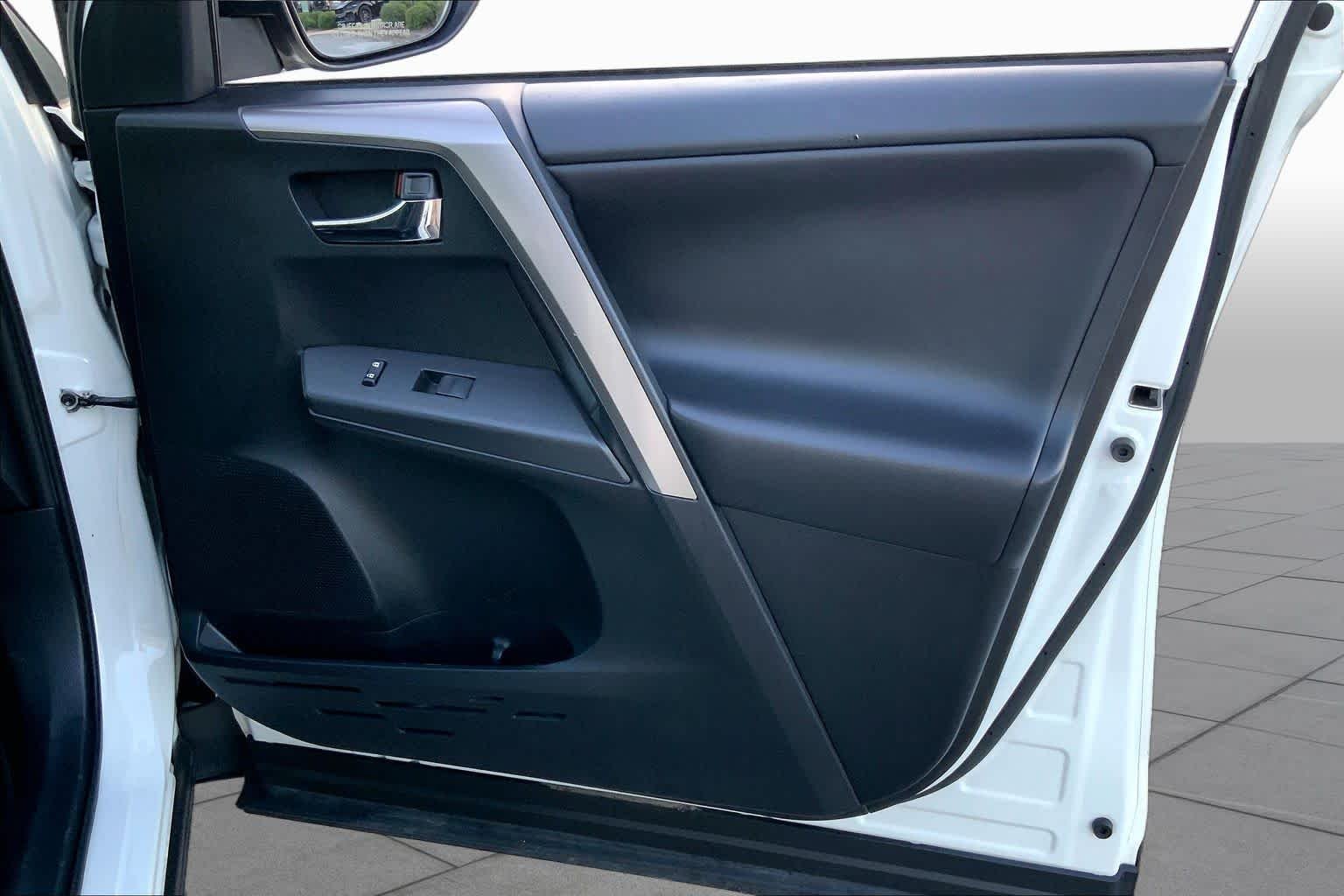 Used 2018 Super White Toyota XLE image 22
