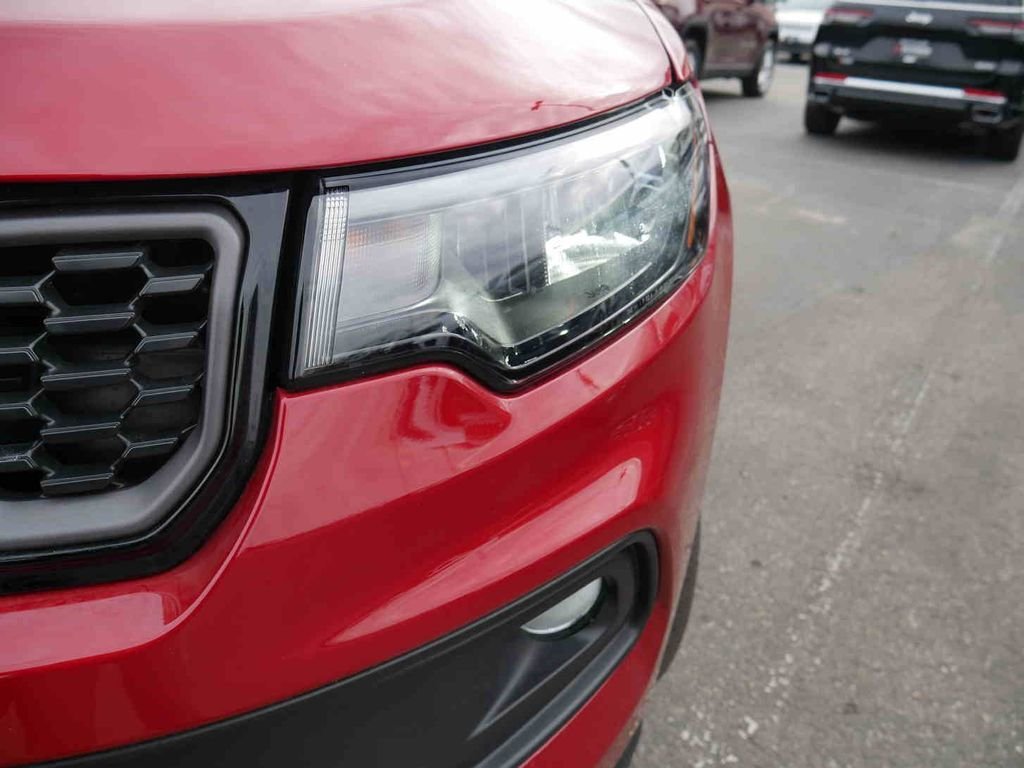 New 2026 Red Hot Pearl-Coat Exterior Paint Jeep Latitude image 20