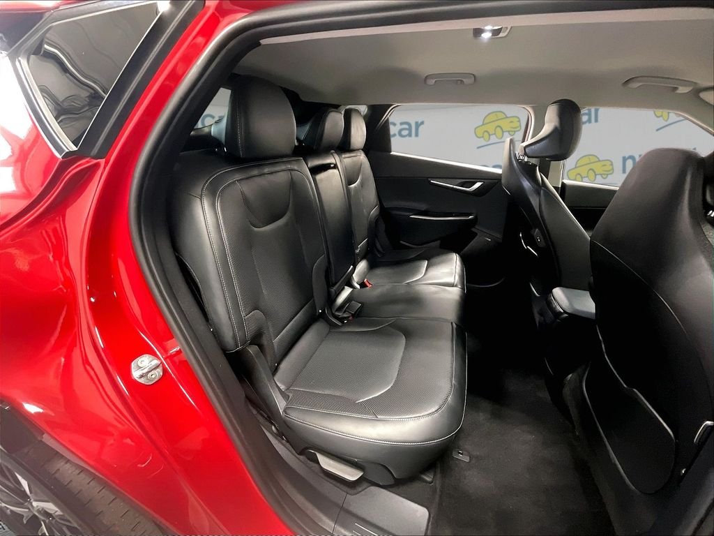 Used 2022 Red Kia Wind image 16