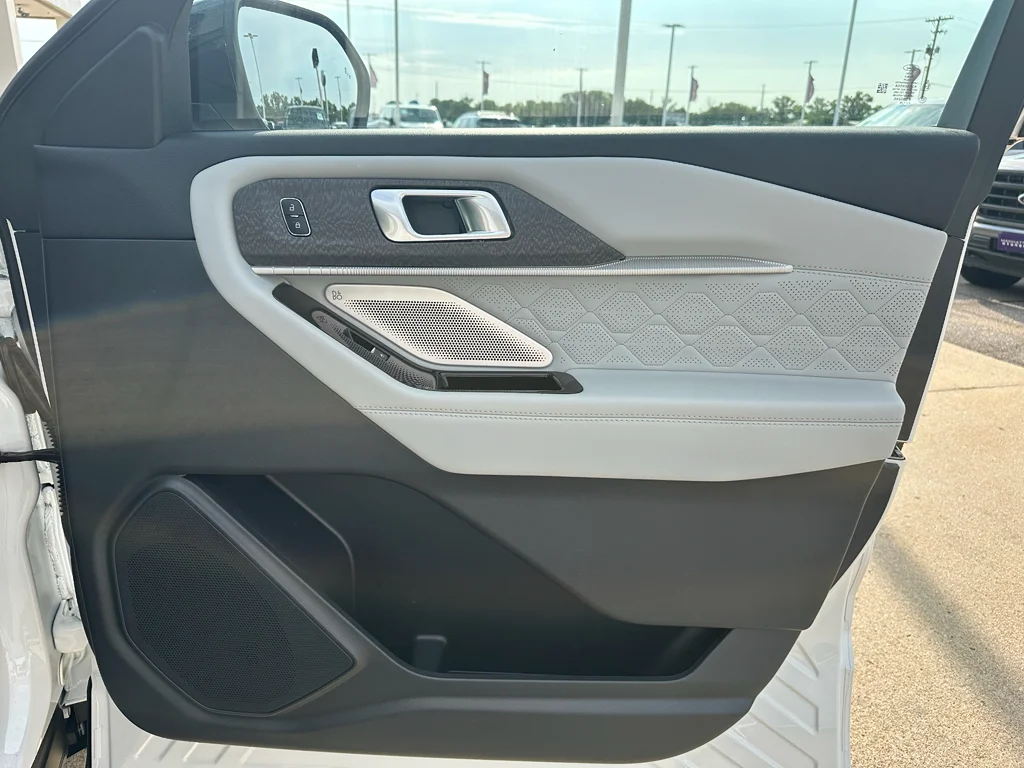 New 2026 Star White Met Tri-Coat Ford Platinum image 32