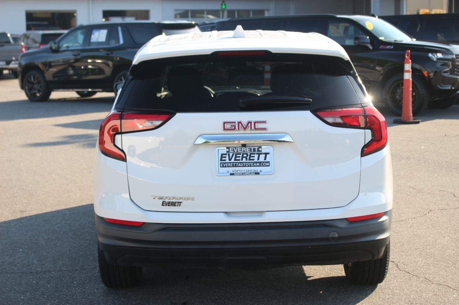 Used 2020 SUMMIT WHITE GMC SLE image 5