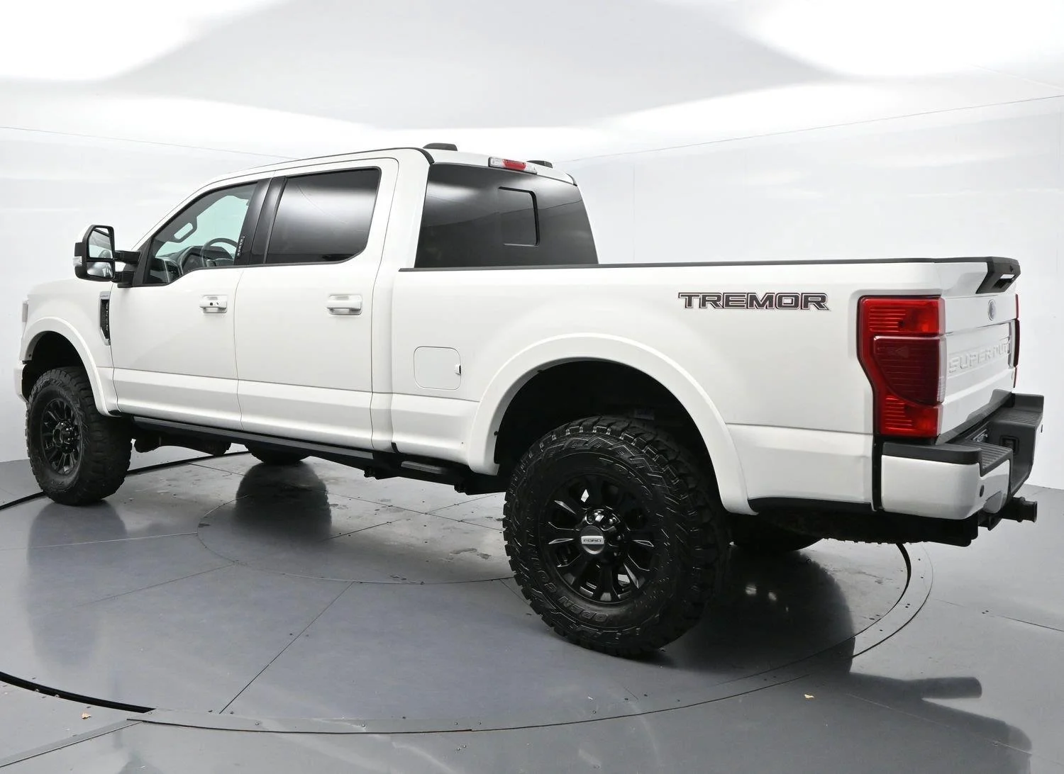 Used 2022 Star White Metallic Tri-Coat Ford LARIAT image 5