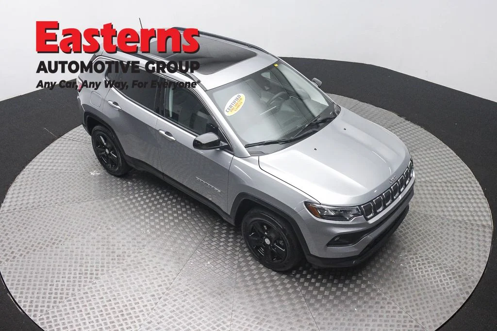 Used 2022 Silver Jeep Latitude image 3