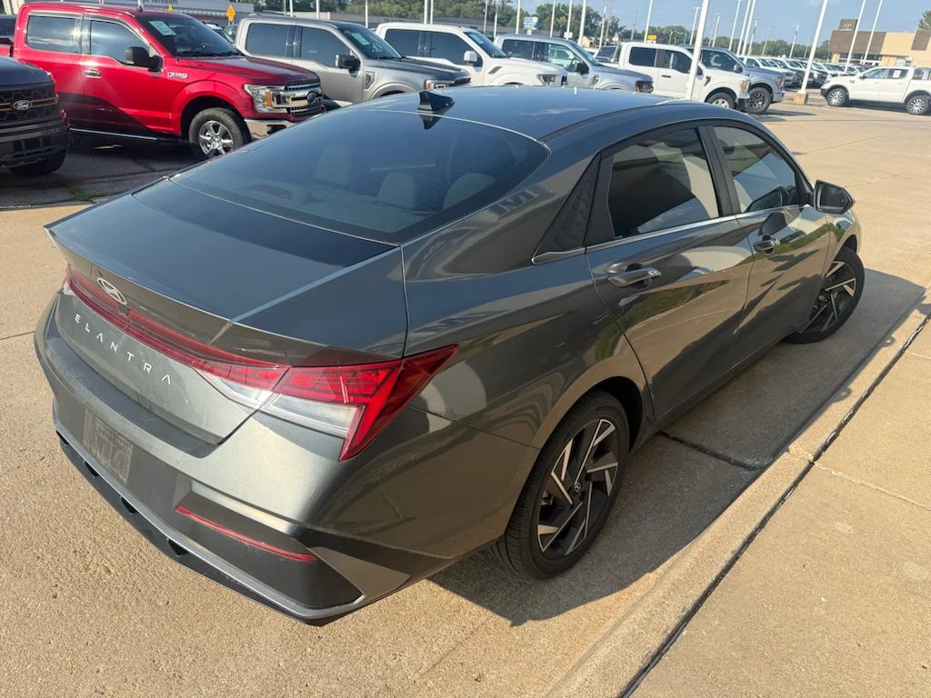 Used 2025 Amazon Gray Hyundai SEL Convenience image 6