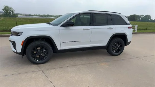 New 2026 Bright White Clear-Coat Exterior Paint Jeep Altitude image 5