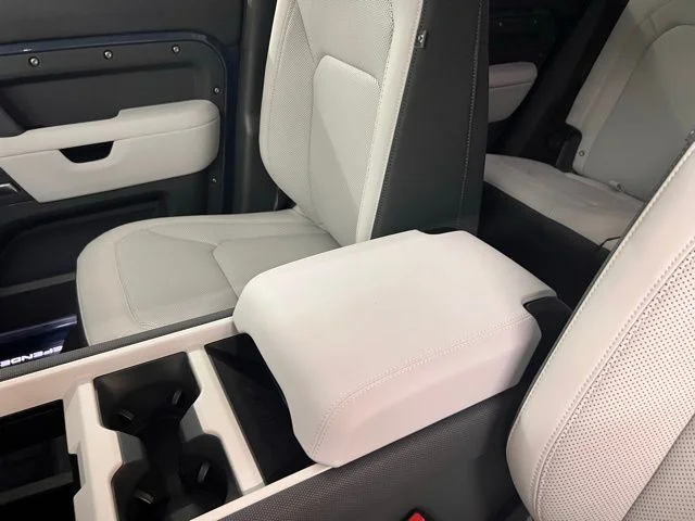 Used 2025 Tasman Blue Metallic Land Rover S image 29